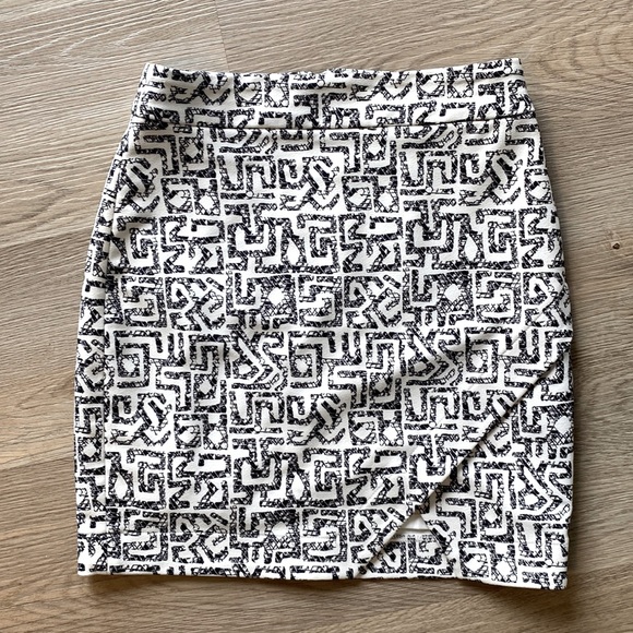 $9 CLEARANCE - Dynamite Skirt - Picture 1 of 10